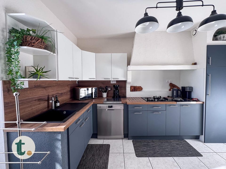 Coffee/tea facilities, Kitchen or kitchenette, dishwasher, oven, stove