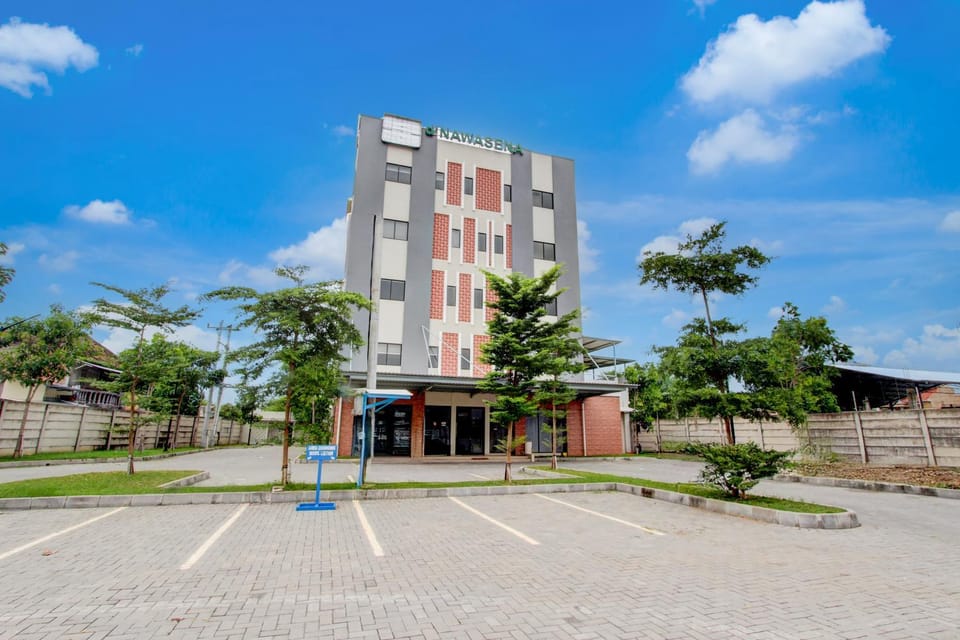 Property building, Facade/entrance, Parking