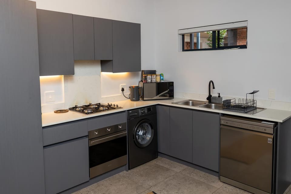 Coffee/tea facilities, Kitchen or kitchenette, dishwasher, oven, stove, toaster, washing machine