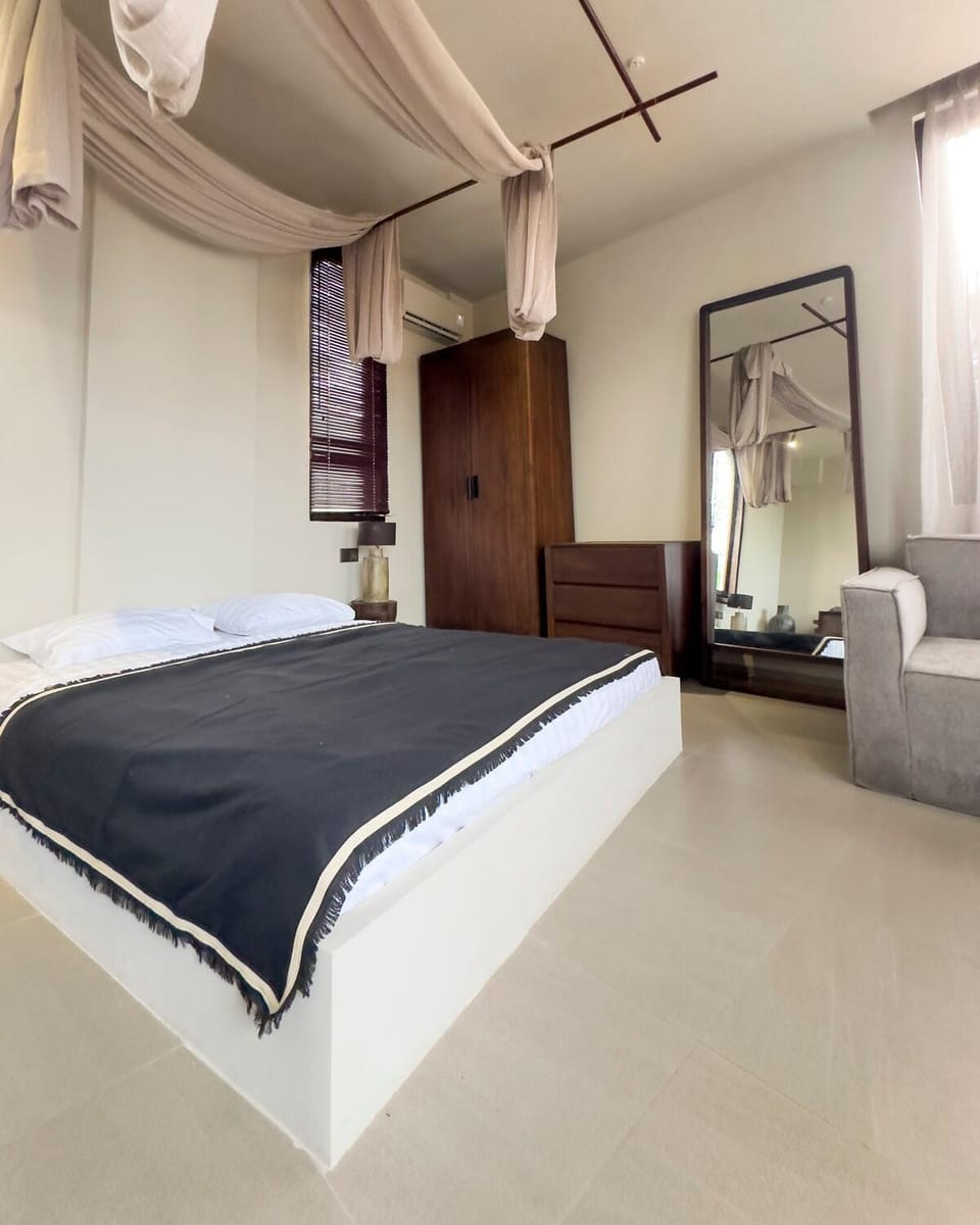 Photo of the whole room, Bedroom
