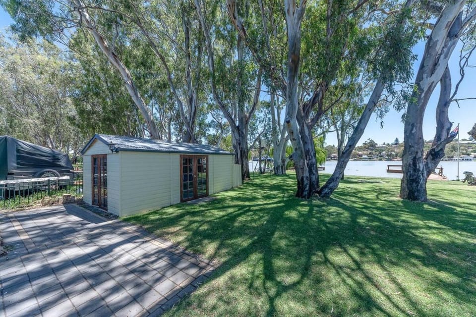 Riverside - Waterfront Luxury House in Mannum