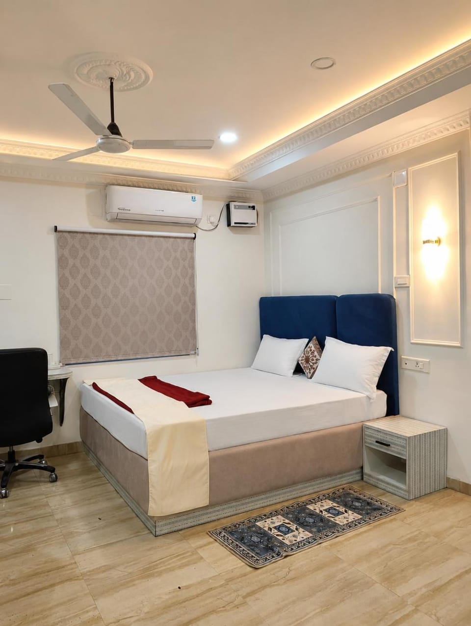 Photo of the whole room, fireplace, air conditioner
