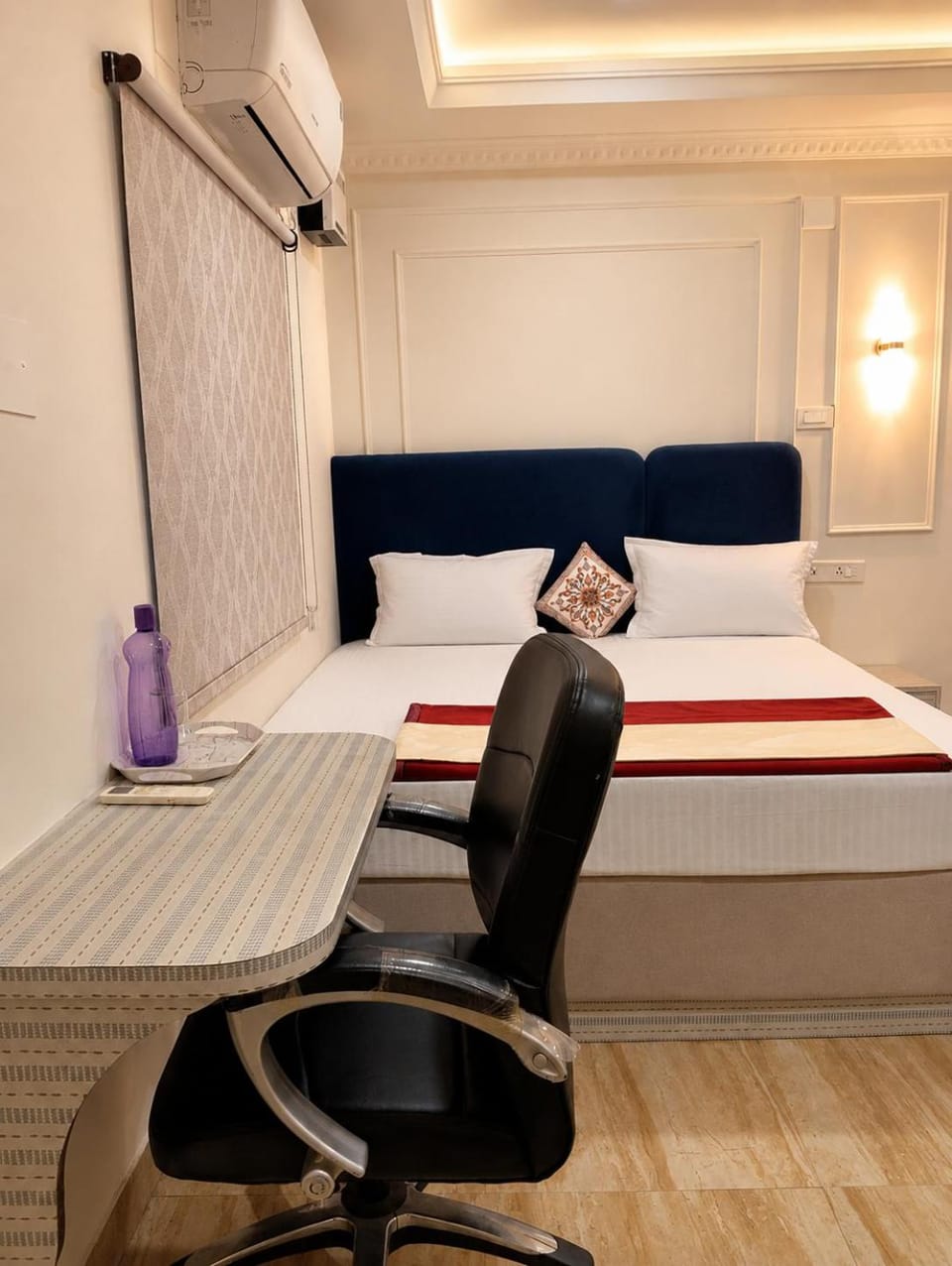 Bed, Living room, Photo of the whole room, Seating area, Bedroom, Breakfast, Breakfast, hair dresser, air conditioner