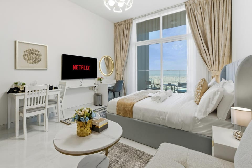 Bed, TV and multimedia, Photo of the whole room, Seating area, Bedroom