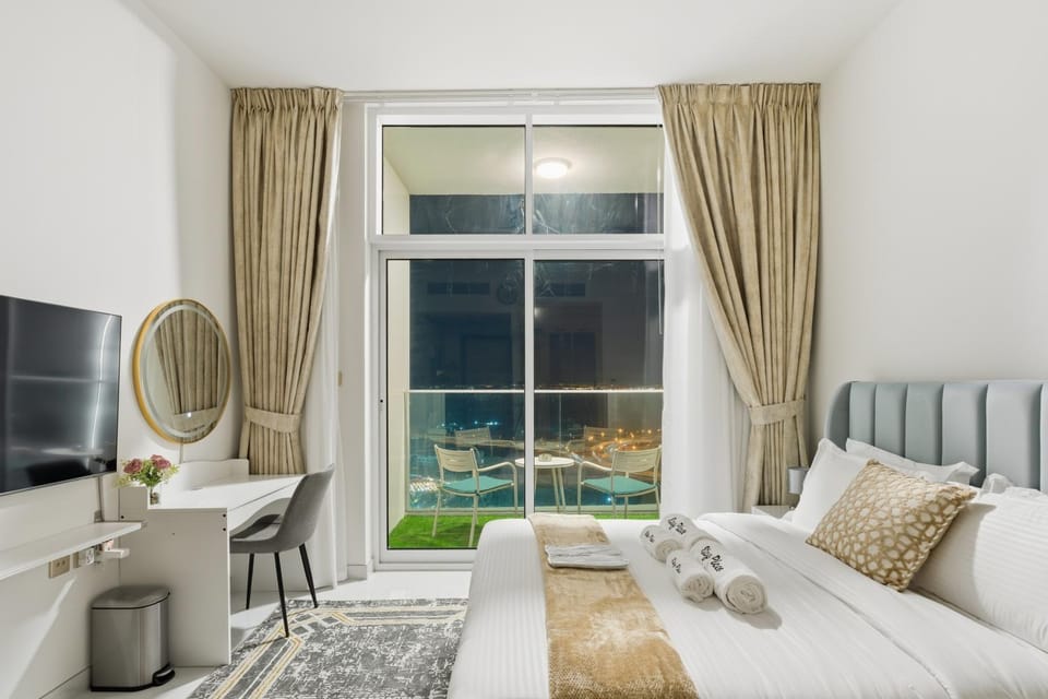 Bed, TV and multimedia, Photo of the whole room, Seating area, Bedroom