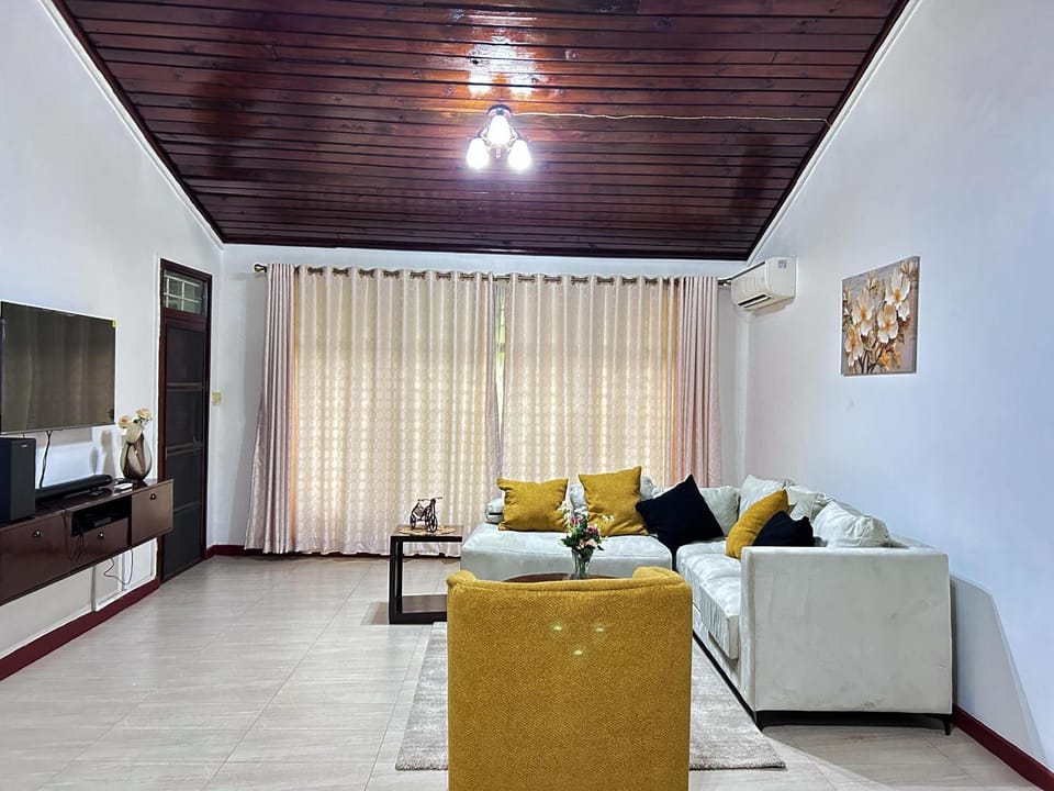 Communal lounge/ TV room, TV and multimedia, Living room, Seating area, Evening entertainment