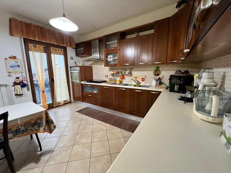 Coffee/tea facilities, Kitchen or kitchenette, Dining area, dishwasher, stove, toaster