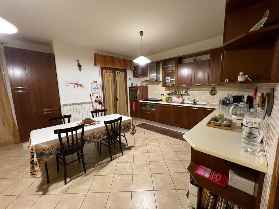 Coffee/tea facilities, Kitchen or kitchenette, oven, stove