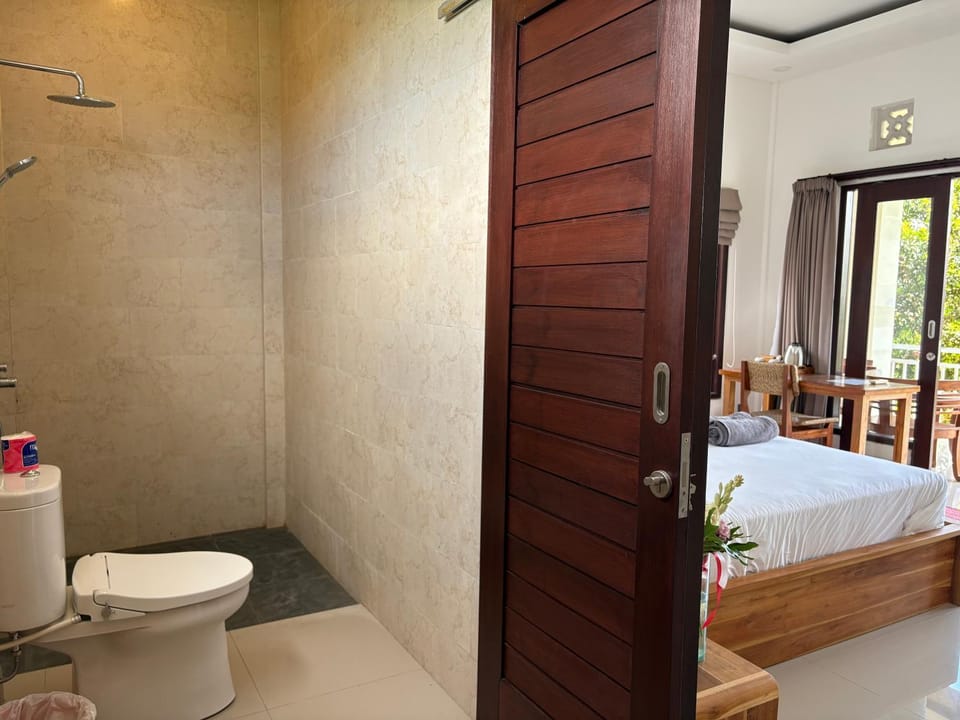 Toilet, Bed, Bathroom, towels