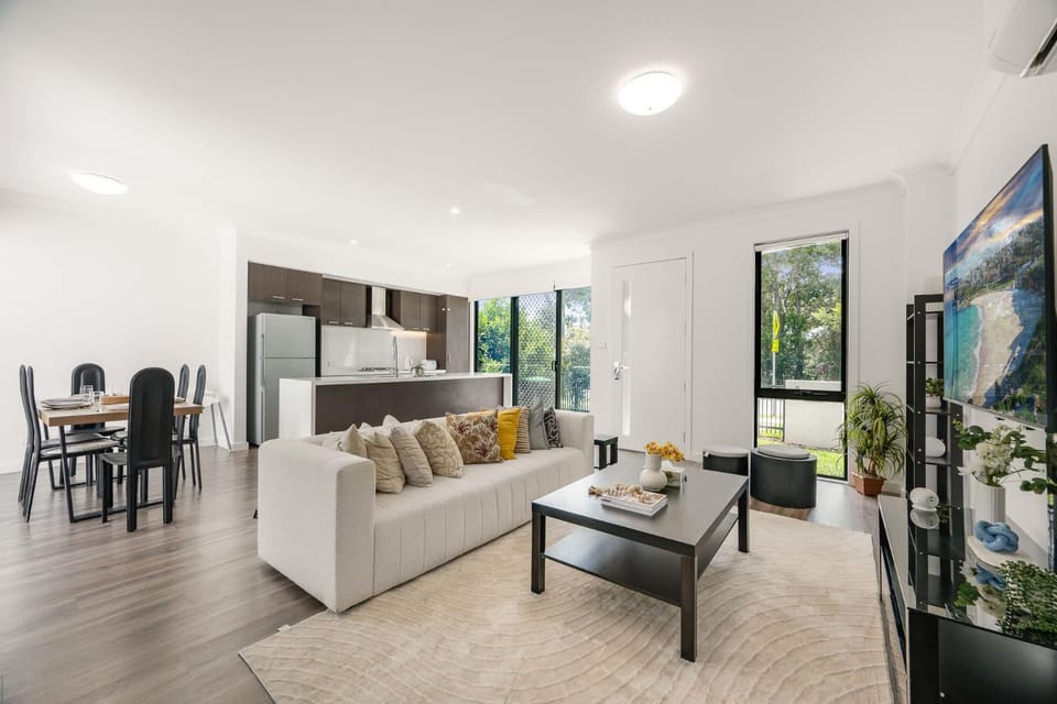 Modern 3BR House 7min Drive to Leppington Station House in Sydney