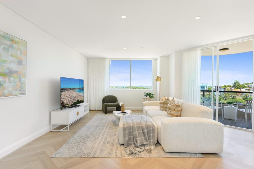 Luxury Harbour View Escape Steps to Ferries & CBD Apartment in Milsons Point Station
