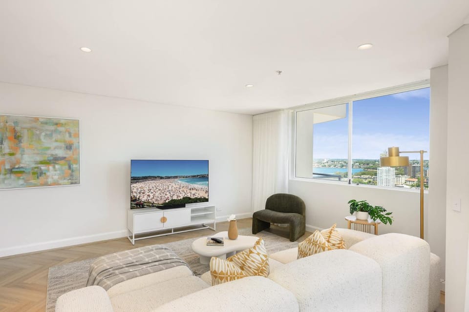 Luxury Harbour View Escape Steps to Ferries & CBD Apartment in Milsons Point Station