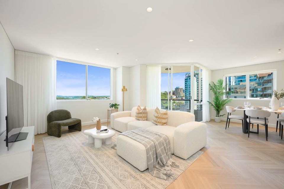 Luxury Harbour View Escape Steps to Ferries & CBD Apartment in Milsons Point Station