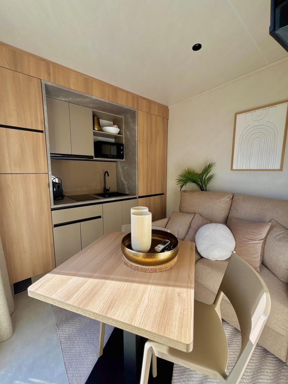 Coffee/tea facilities, Kitchen or kitchenette, Living room, Seating area, Dining area