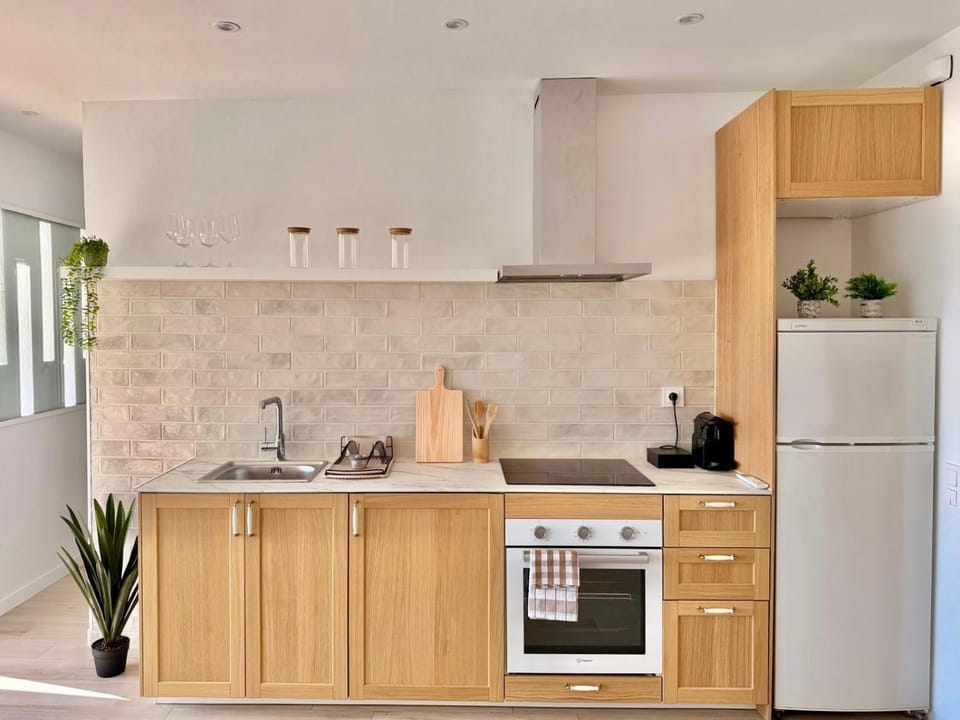 Kitchen or kitchenette, oven, pet friendly, stove