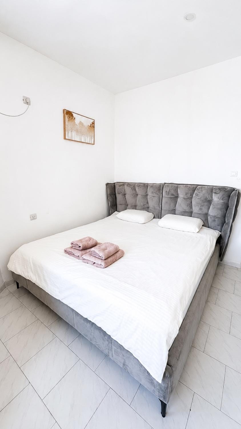 דירת נופש עם נוף פנורמי לכנרת, ליד הטייל Apartment in Tiberias