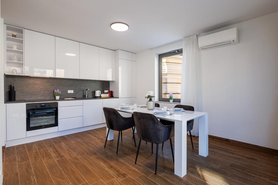 Kitchen or kitchenette, Dining area, air conditioner