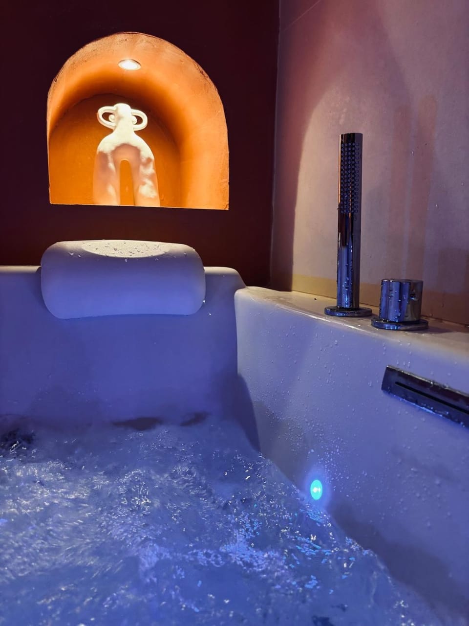 Hot Tub, Decorative detail