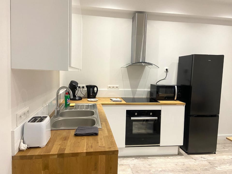 Coffee/tea facilities, microwave, oven, stove, toaster, kitchen