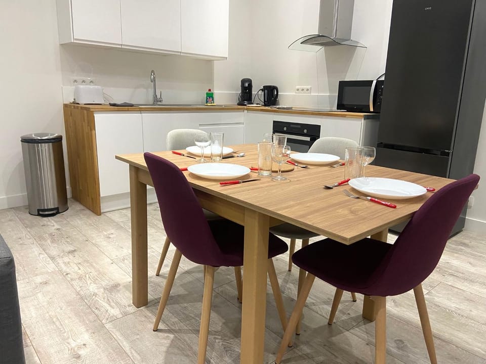 Kitchen or kitchenette, Dining area