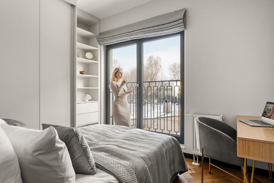 Bed, TV and multimedia, View (from property/room), Balcony/Terrace, Photo of the whole room, Seating area, Bedroom
