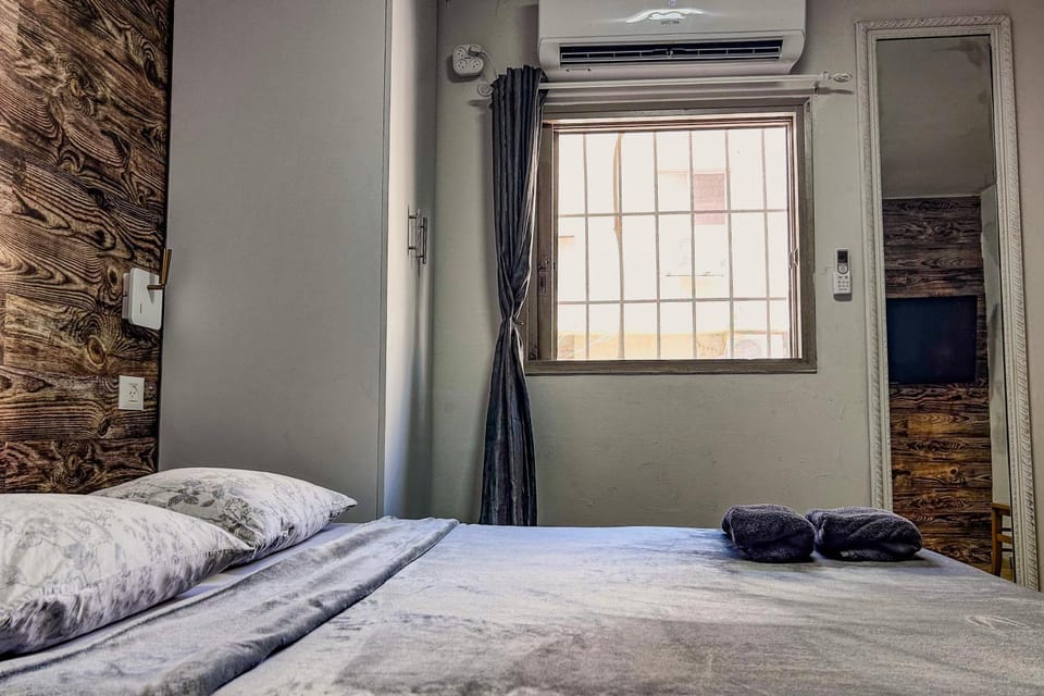 Bedroom, towels