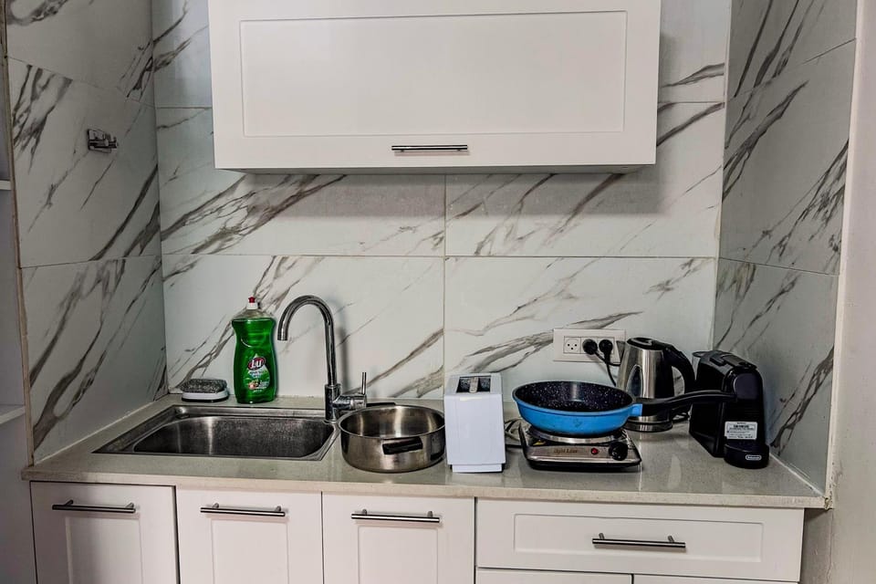 Coffee/tea facilities, Kitchen or kitchenette, stove, kitchen