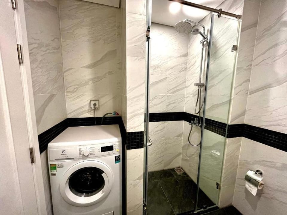 Shower, Toilet, Bathroom, washing machine, dryer