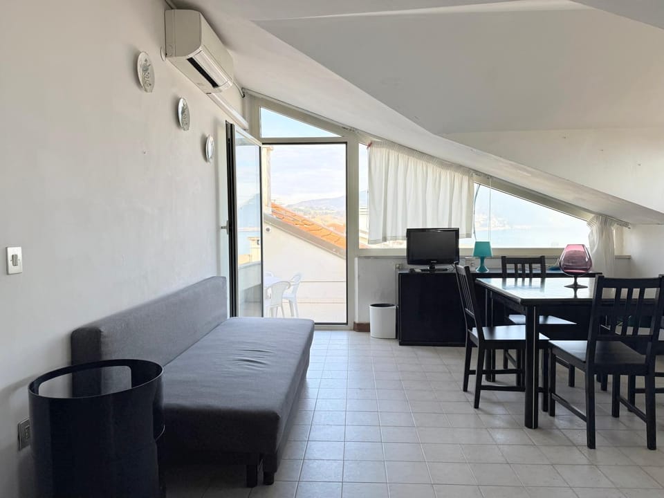 M170 - Marcelli, trilocale fronte mare con posto auto Apartment in Marcelli