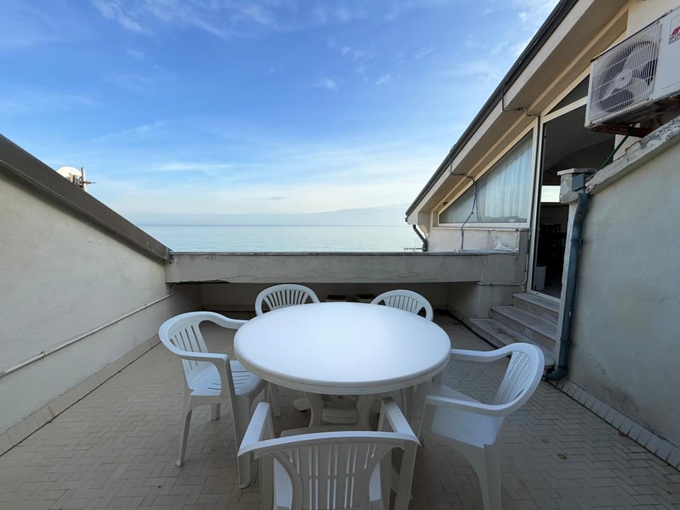 M170 - Marcelli, trilocale fronte mare con posto auto Apartment in Marcelli