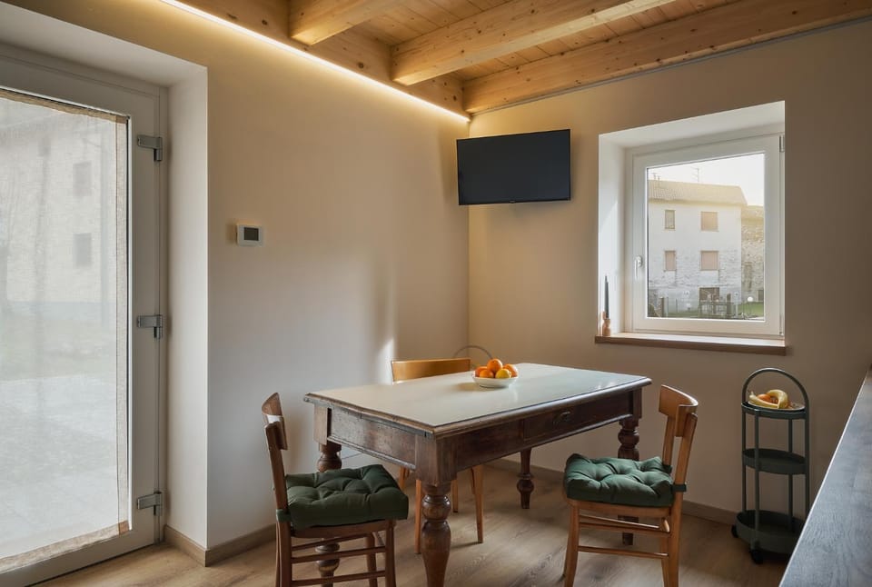 TV and multimedia, Living room, Seating area, Dining area