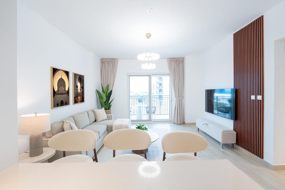 Bed, TV and multimedia, Living room, Seating area, Bedroom