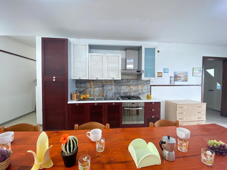 Kitchen or kitchenette, Dining area, oven, stove