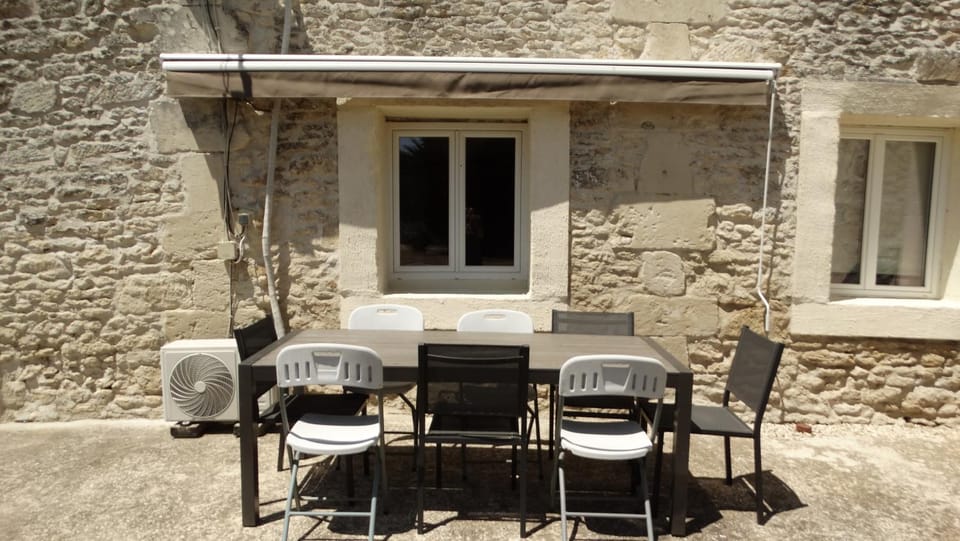 Property building, Patio, Balcony/Terrace, Living room, Seating area, Dining area