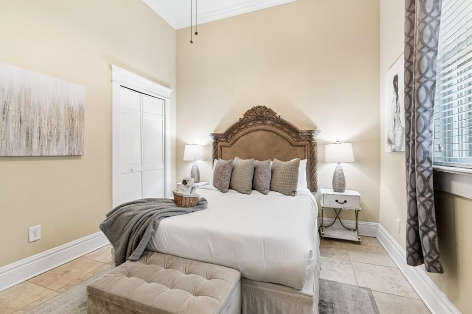 Bed, Photo of the whole room, Seating area, Bedroom