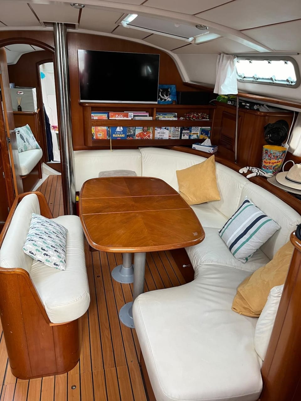Charming night in a 12 m sailboat Docked boat in Canet-en-Roussillon