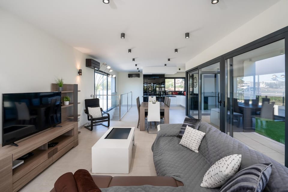 Communal lounge/ TV room, Living room