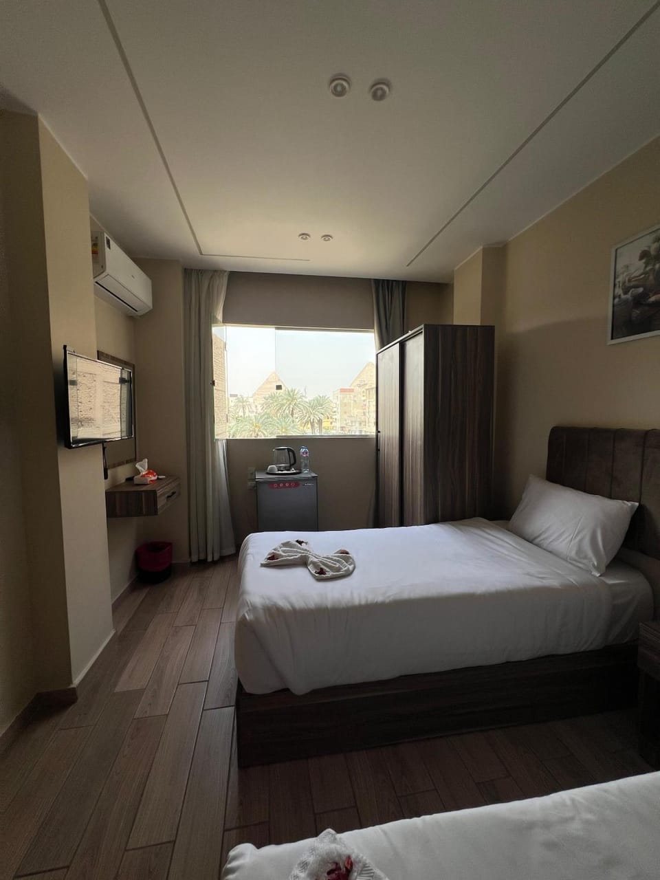 Bed, TV and multimedia, Photo of the whole room, Bedroom, towels, wardrobe, air conditioner