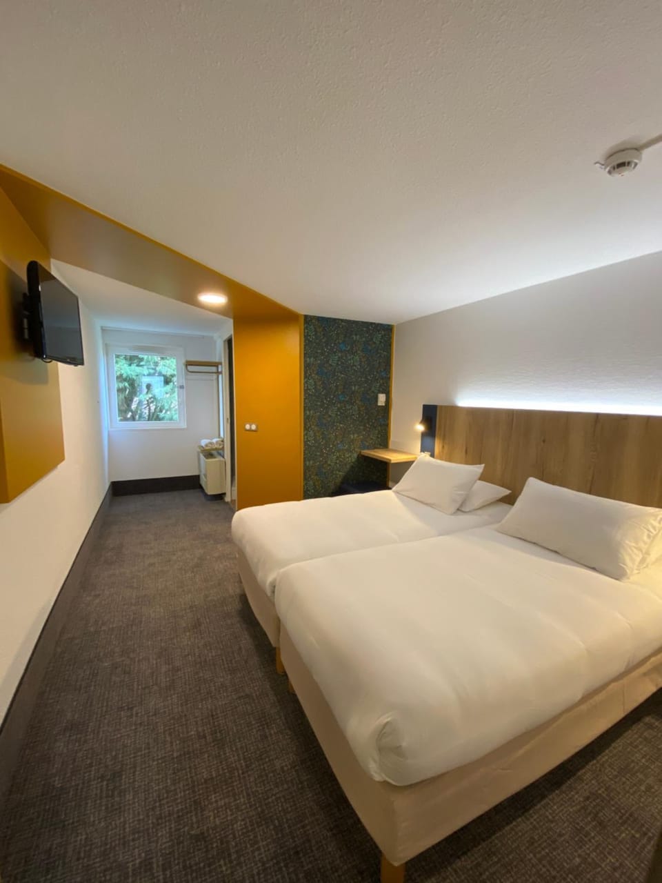 Photo of the whole room, Bedroom