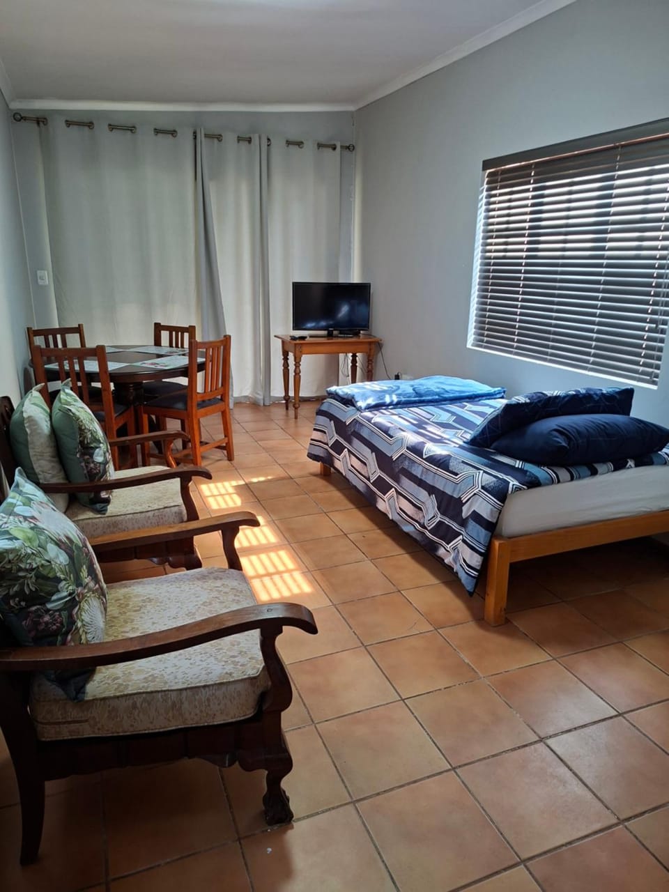 Bed, Living room, Photo of the whole room, Seating area