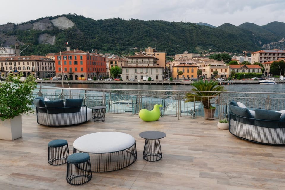 Property building, Patio, View (from property/room), Balcony/Terrace, Balcony/Terrace, City view, Lake view, sunbed