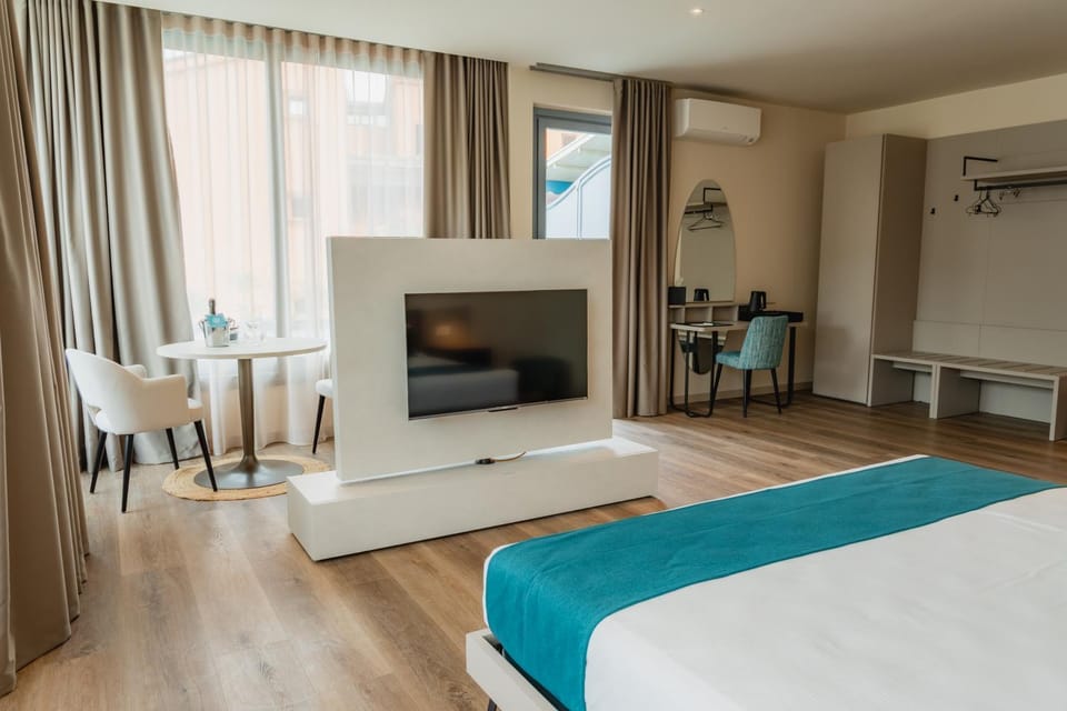Bed, TV and multimedia, Bedroom
