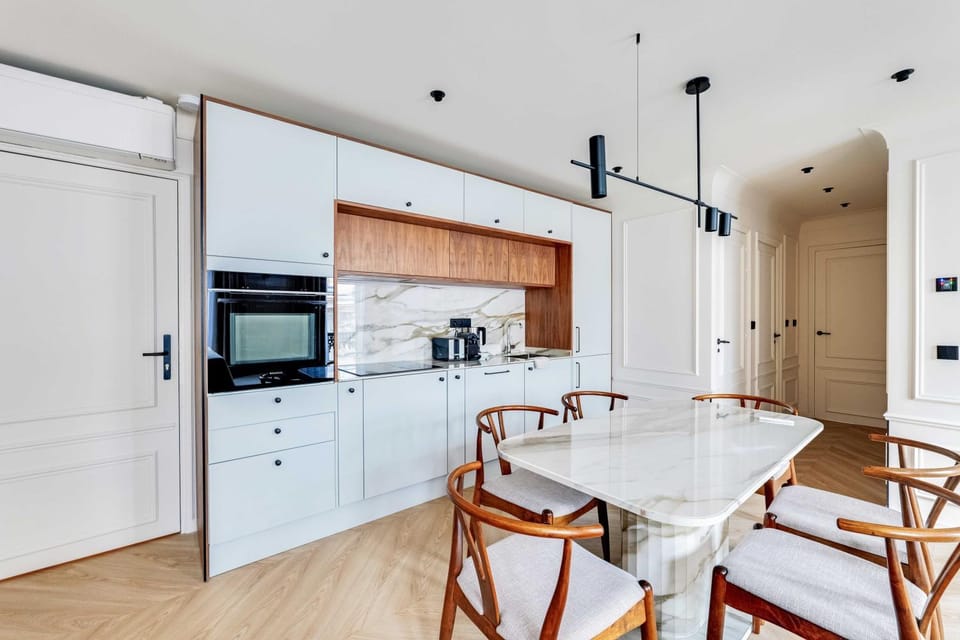 Kitchen or kitchenette, Dining area