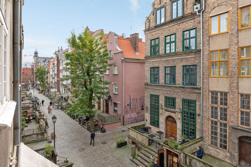 Property building, Day, People, Neighbourhood, City view, Street view, Location