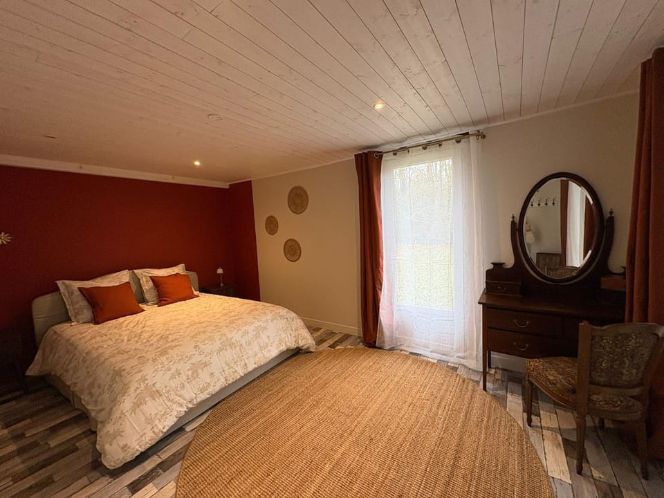 Photo of the whole room, Bedroom
