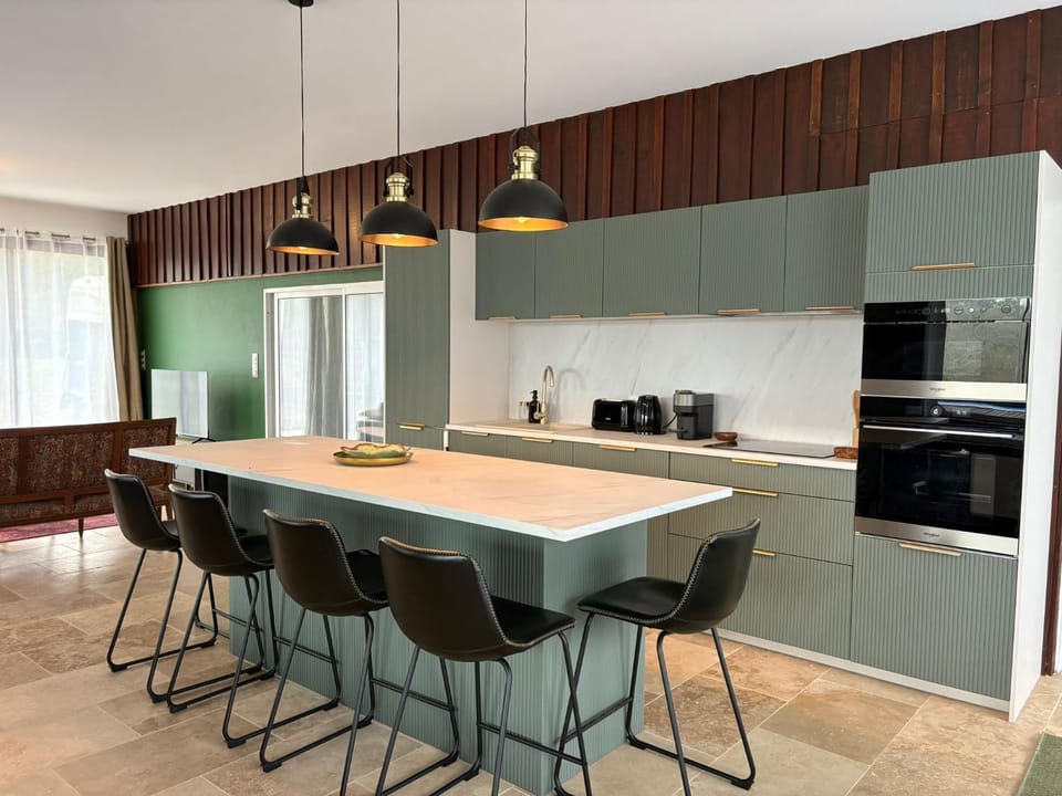 Dining area, dishwasher, oven, stove, toaster