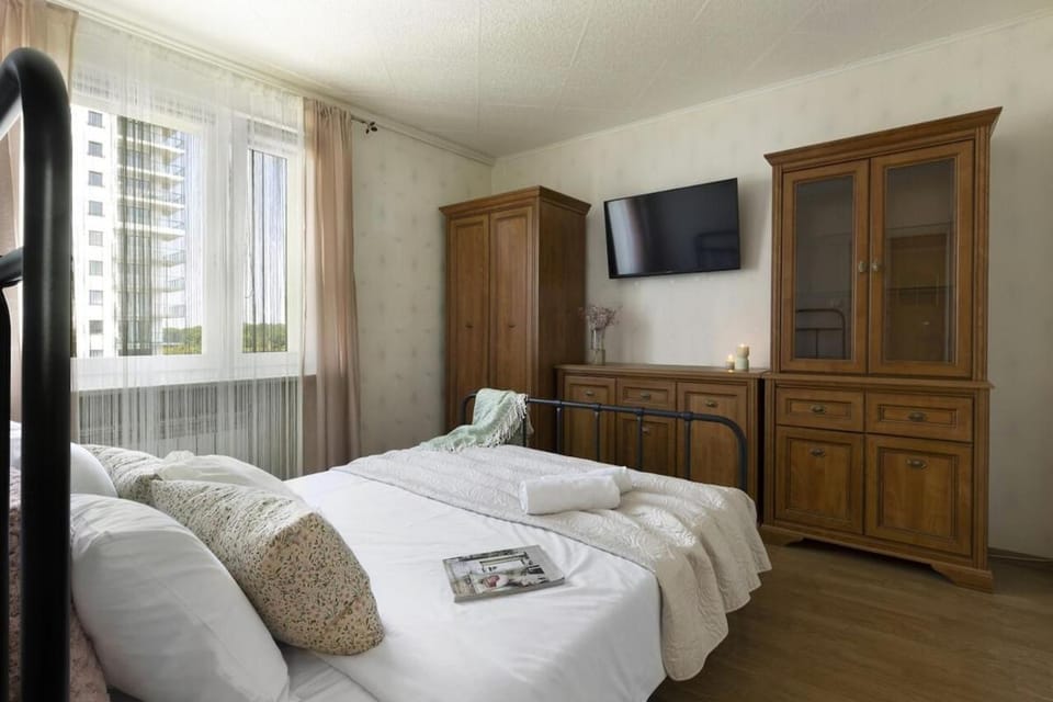 Bed, TV and multimedia, Photo of the whole room, Bedroom, towels, wardrobe