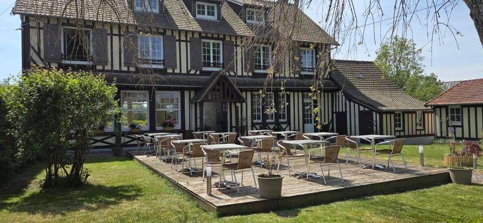 Property building, Patio, Spring, Day, Garden