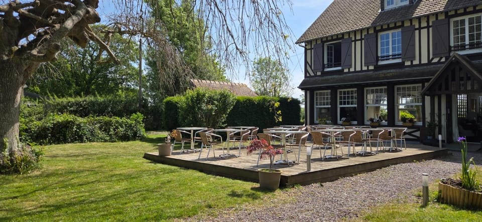 Property building, Patio, Spring, Day, Garden