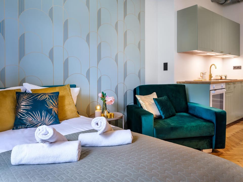 Bed, Photo of the whole room, Seating area, stove, towels